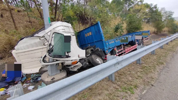 貨車翻落邊坡。警方提供
