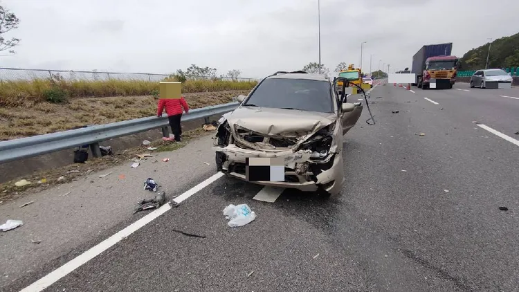 自小客車車頭嚴重毀損。警方提供