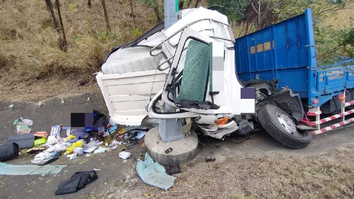 國3台中段追撞!大貨車翻落邊坡3傷 回堵2小時