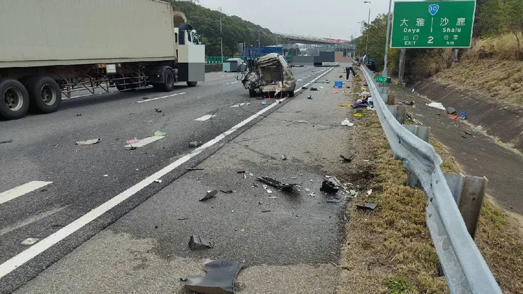 車禍現場一片凌亂，外側車道及路肩一封閉。警方提供