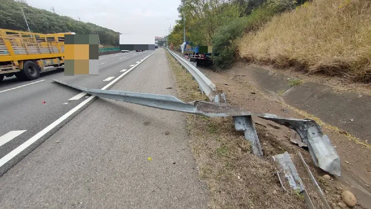 路邊護欄被撞斷。警方提供