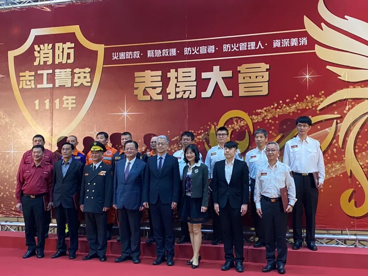 內政部消防署今舉辦「111年全國消防志工菁英暨優良防火管理人頒獎表揚活動」，針對「尼莎風災參與救災有功消防單位、義消及災害防救團體」進行頒獎表揚。消防局提供