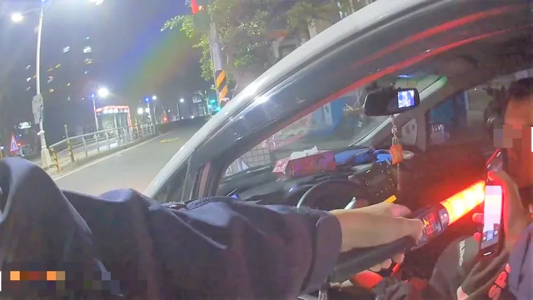 警方因車燈沒開、攔下賴男盤查，進而查獲酒測。讀者提供