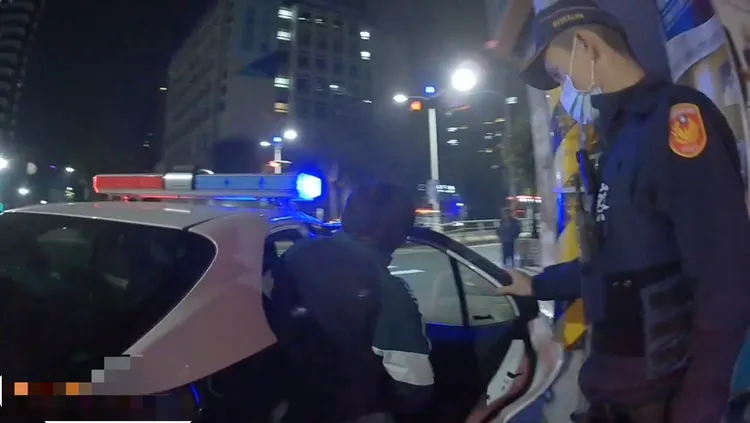 警方將賴男帶回警局偵辦。讀者提供