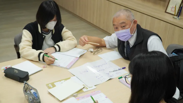 慈濟醫院牙醫李彞邦夜間放下繁重醫務，輔導慈大附中學生課後學習。慈濟大學提供