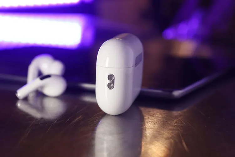 全新MagSafe充電盒有掛繩孔。翁玉信攝