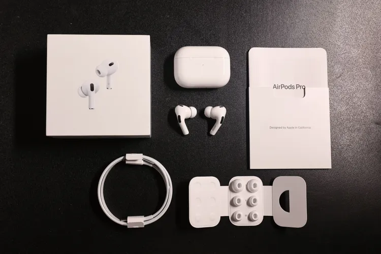 AirPods Pro (第2代)開箱，內附有AirPods Pro耳機、MagSafe充電盒、Lightning 對 USB-C 連接線、說明書以及XS、S、M、L四尺寸矽膠耳塞套。翁玉信攝