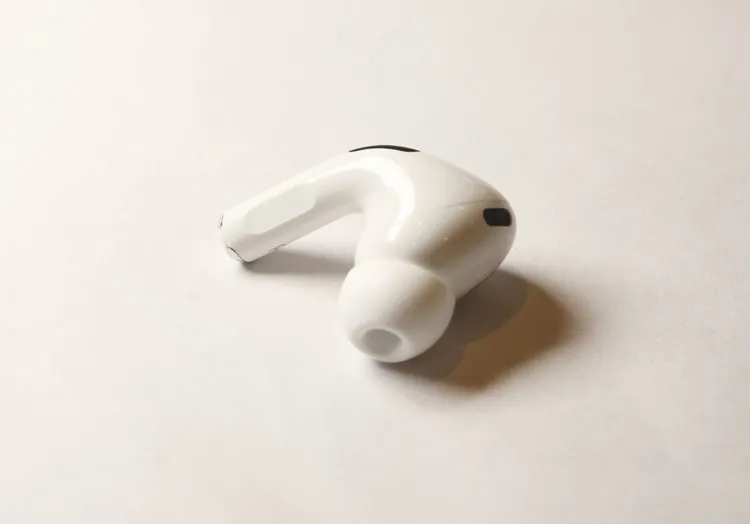 降噪麥克風與後置透氣孔，安置於最佳位置，且直覺式觸控耳機柄來操作。翁玉信攝