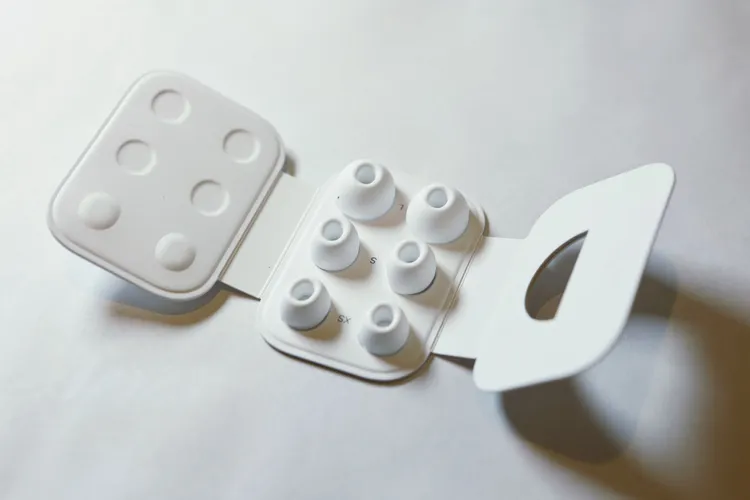 附各種尺寸矽膠耳塞套。翁玉信攝