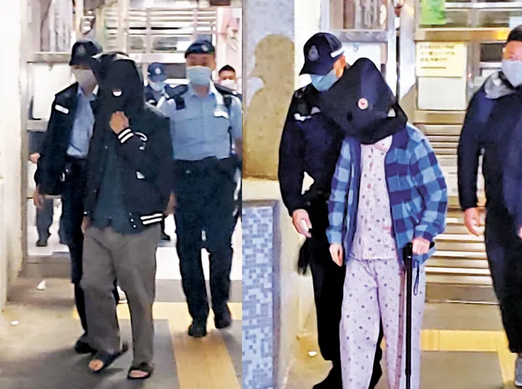 警方帶走以黑布蒙頭的老夫婦。翻攝文匯報