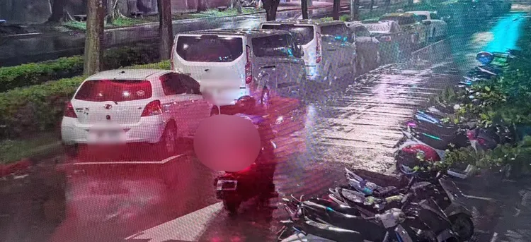 鄭男騎車離去時，還用口罩遮住車牌。翻攝畫面
