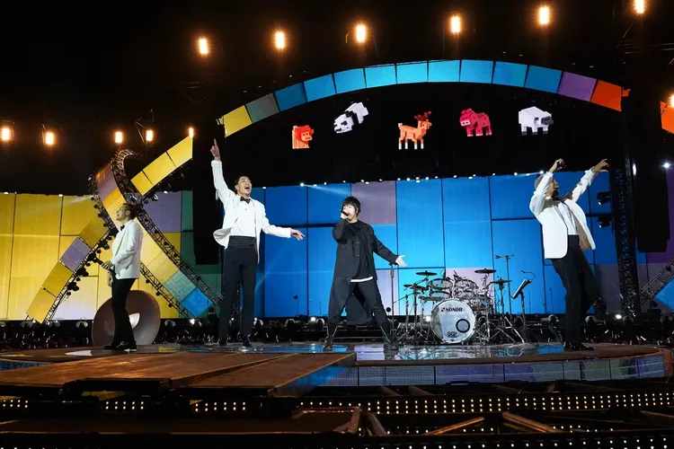 AKIRA（左二起）跟阿信在台上玩得很嗨。相信音樂提供