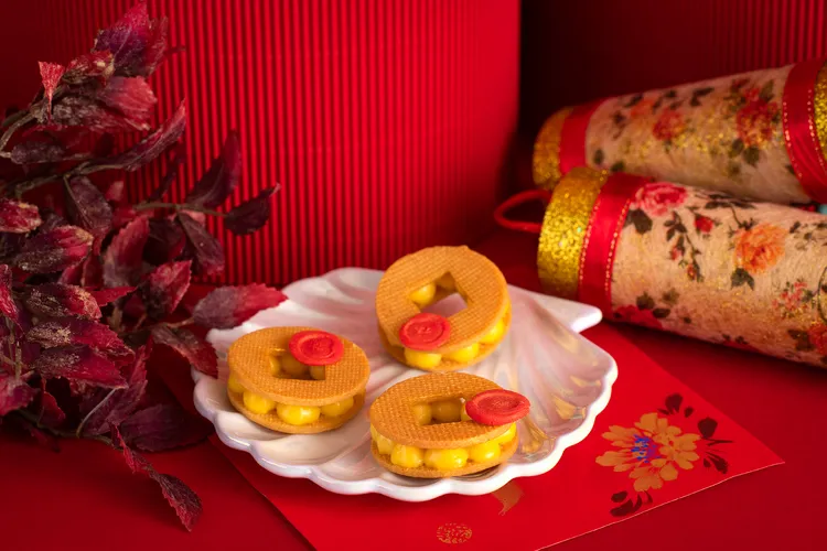 馬可波羅酒廊 「玉兔迎春」新春限定下午茶「24K中式金幣檸檬餅」。台北遠東香格里拉提供