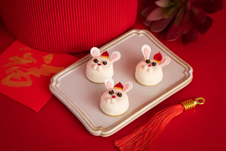 馬可波羅酒廊 「玉兔迎春」新春限定下午茶「節慶新年兔巧克力慕斯」。台北遠東香格里拉提供