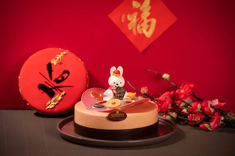 The Cake Room新春限定造型蛋糕「福兔迎春」鳳梨椰子達克瓦茲蛋糕（7吋1880元）。台北遠東香格里拉提供