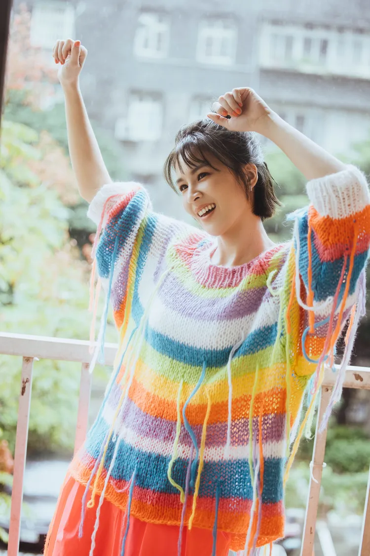 曾沛慈近來拍攝MV，總是被雨神附身。亞神音樂提供