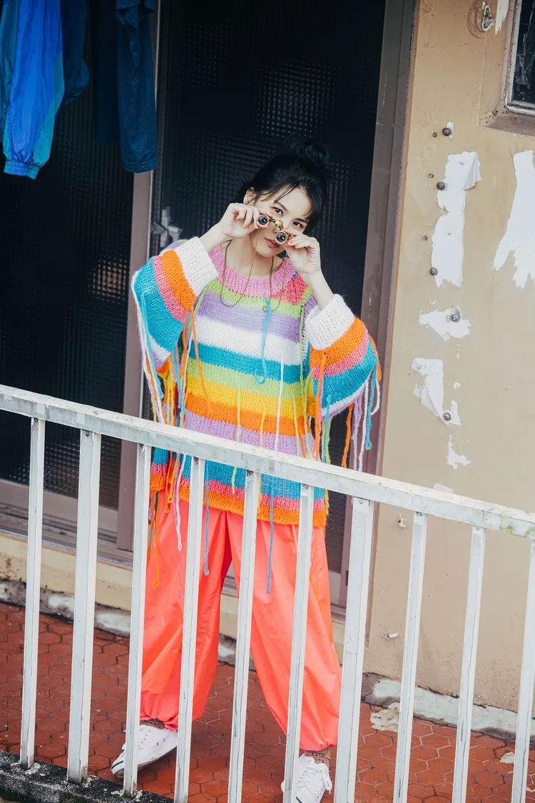 曾沛慈拍攝MV時，拿著望遠鏡遠眺好風景。亞神音樂提供