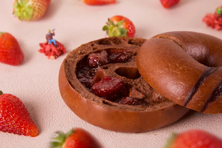 好丘 Good Cho’推新口味貝果「草莓巧克力」，苦甜巧克力貝果內，有整顆草莓乾所製作出的頂級香濃果醬。業者提供