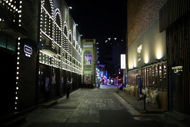 12月18日，梨泰院發生踩踏悲劇巷弄附近的街道建物披上耶誕節燈泡，但行人寥寥可數。路透社
