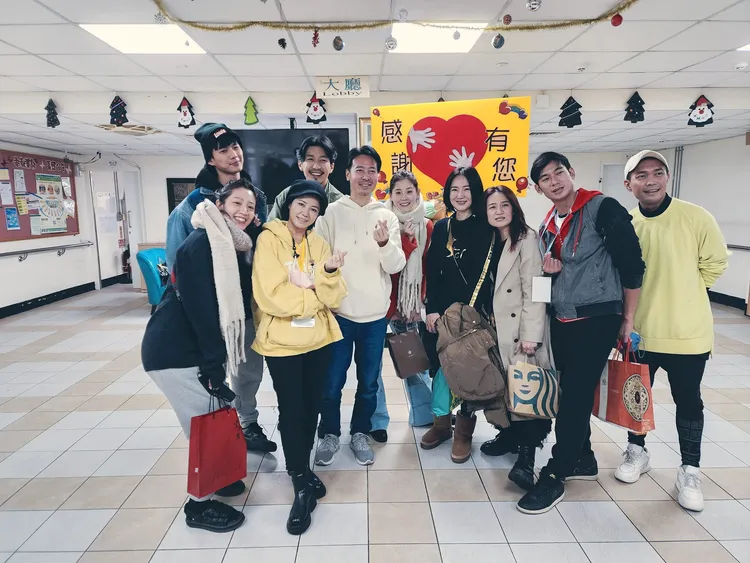 陳仙梅（右二起）和尹昭德固定都會上山獻愛心。翻攝陳仙梅臉書