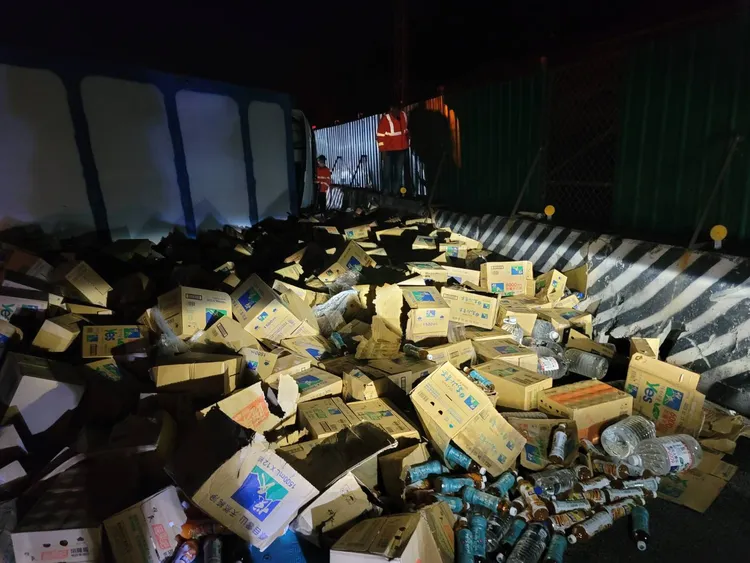 聯結車載運大量瓶裝飲料和礦泉水，清理費時，直到上午近9點才恢復通車。民眾提供