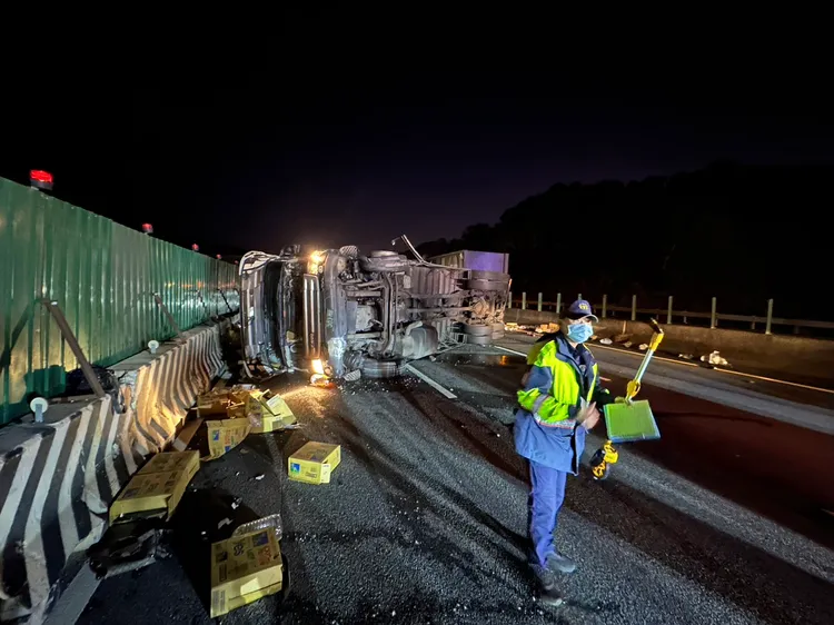聯結車翻車後，國道3下通霄路段交通完全阻斷。民眾提供