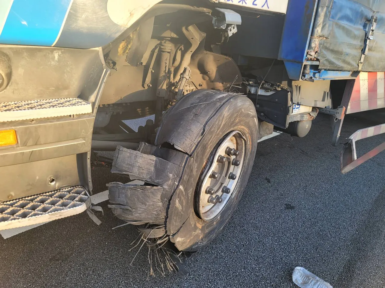 聯結車的左前輪爆胎致翻車。民眾提供
