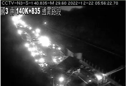 聯結車翻覆國道，導致南下車道大塞車。取自國道即時路況