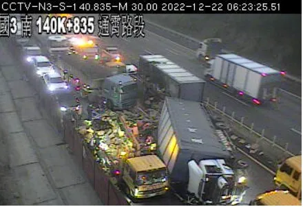 聯結車翻覆後，車體占據車道。取自國道即時路況