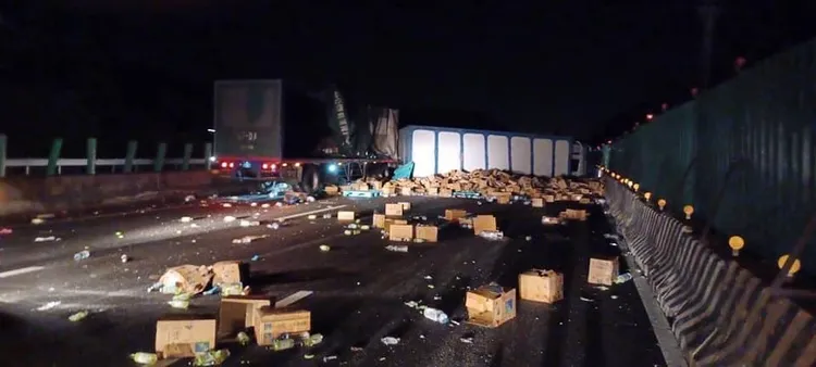 聯結車翻覆，物品散落。取自爆料公社