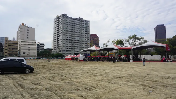 社宅規劃正壓逃生梯與地震監測系統，並規劃有智慧建築標章、綠建築標章與耐震標章設計。葉家銘攝