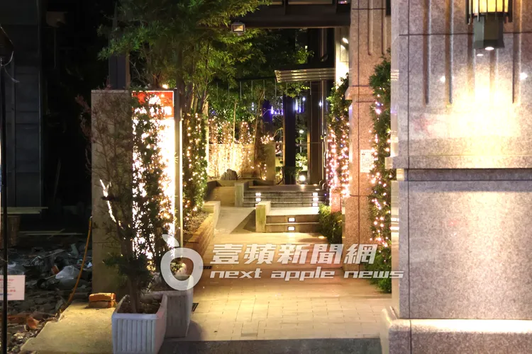 該據點在景美夜市旁，門外布置華麗聖誕裝飾。特勤中心攝