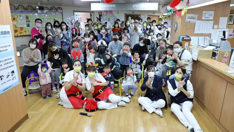 花蓮慈院兒科病房舉辦「環保小尖兵，垃圾變黃金」耶誕活動，一起和病房的小朋友們歡慶佳節。花蓮慈濟醫院提供