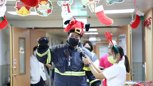 花蓮慈濟兒科病房歡慶聖誕 傑出青年身穿消防服!鼓勵孩子戰勝病魔