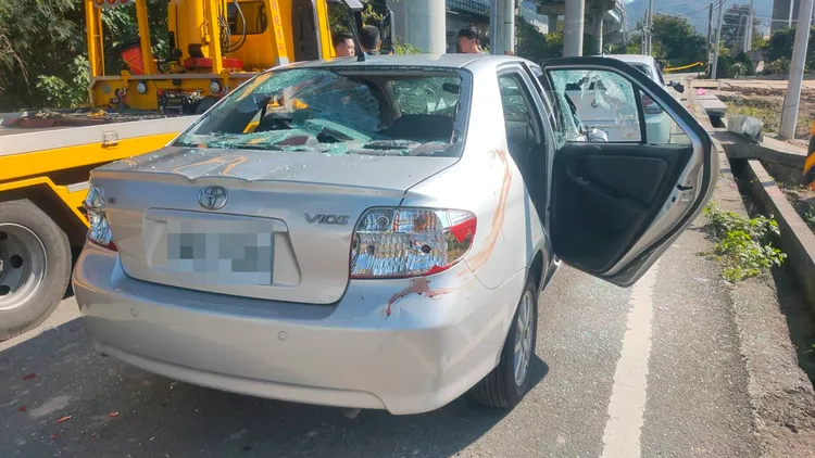 轎車被砸爛，還有傷患血跡殘留在車體。民眾提供