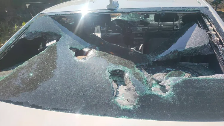 擋風玻璃全被砸爛。民眾提供