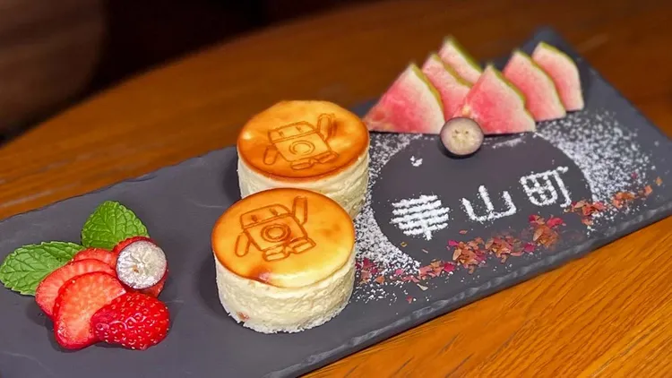 華山町餐酒館招牌雙人下午茶套餐，套餐內容包含荷蘭小鬆餅、寶比輕乳酪蛋糕、精選手工餅乾與義式咖啡2杯。業者提供