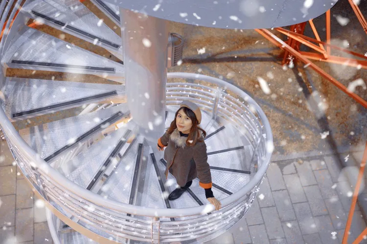 民眾可走進禮物盒內拍照。觀光局提供