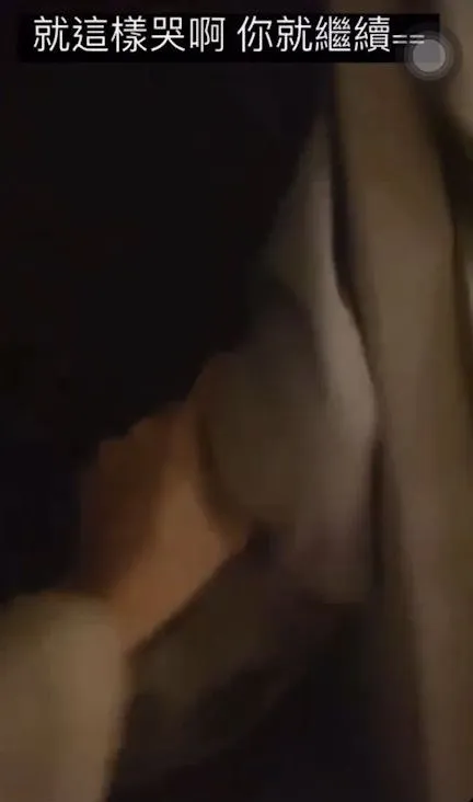 掀開棉被出手痛毆女嬰。翻攝畫面