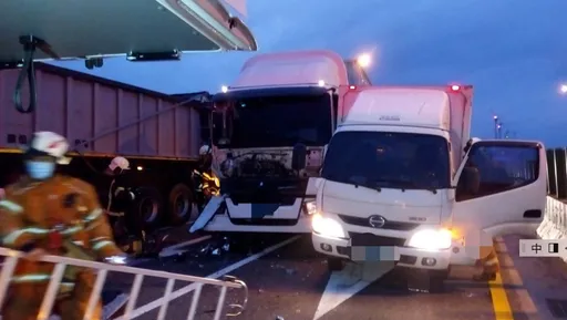 貨車駕駛行駛台61線林口路段疑恍神 追撞2貨車險卡住出不來