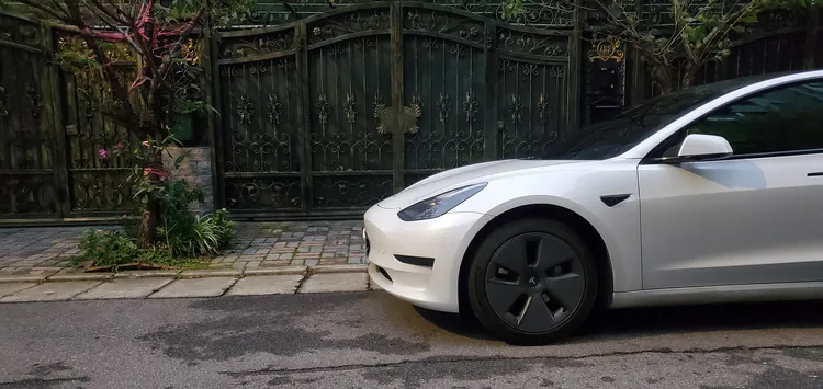 因為特斯拉有「哨兵模式」讓原PO不敢亂碰他的車。翻攝爆怨公社