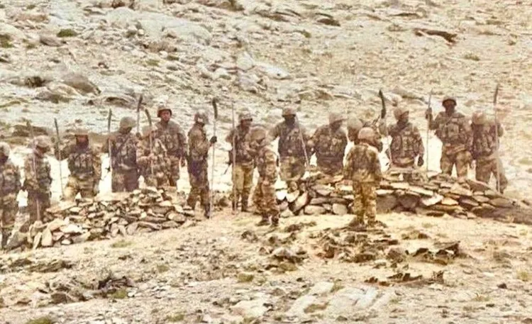 中印雙方有「默契」，不能使用槍砲等武器。中國解放軍曾使用「土製關刀」當武器。翻攝推特Galwan Valley