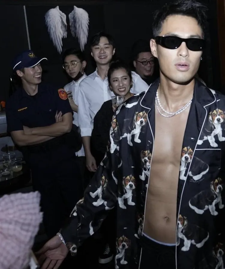 楊祐寧（右）大露胸肌帥照背後，施柏宇「錯位」和美女牽手手，帥哥許光漢站一旁笑著。翻攝楊祐寧IG