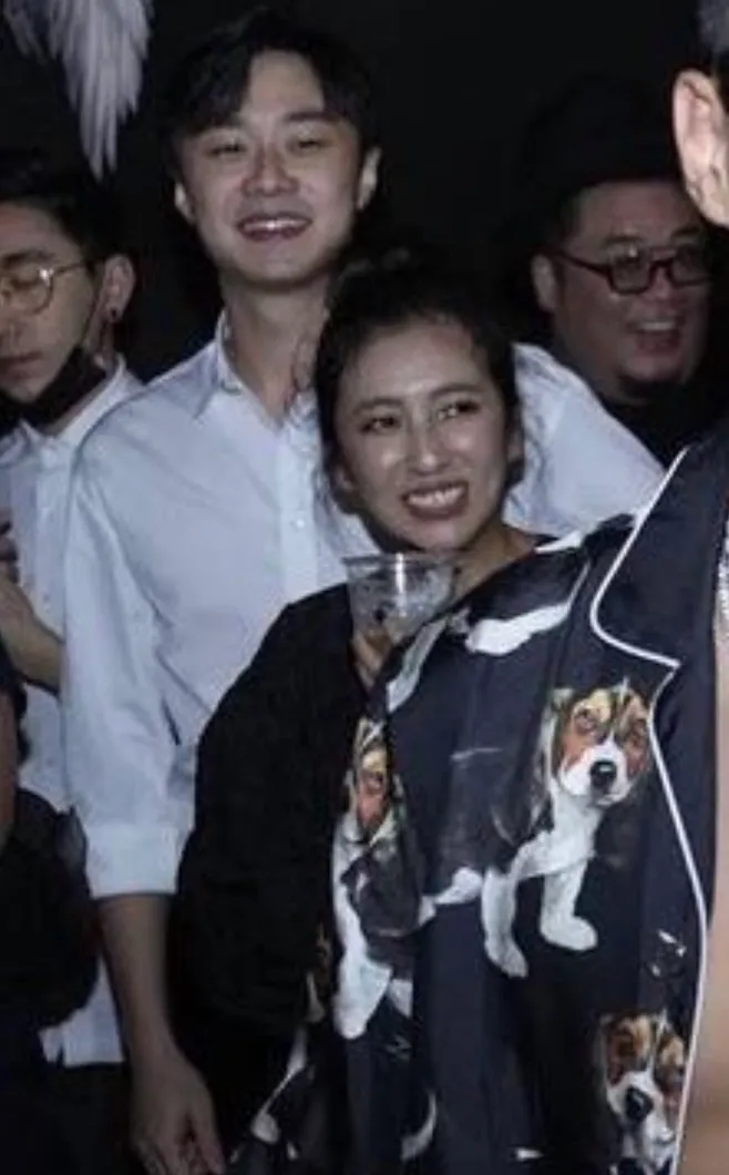 施柏宇稱目前單身，不認站前方的是女友。翻攝楊祐寧IG