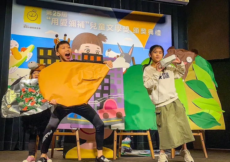 邱艾蕓和家人一起在台上演出創作內容。賴昀岫攝