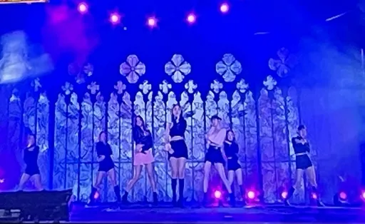 桃園跨年晚會現場湧入逾6萬人　丁噹勁歌熱舞再掀高潮、韓團VIVIZ登場壓軸