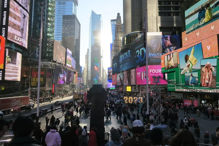 紐約時報廣場在COVID-19大流行初期人潮銳減，隨著疫情趨緩，觀光客回流，這個熱門景點重現往日摩肩擦踵的景觀。中央社