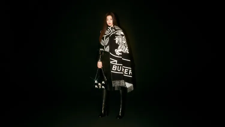 全智賢詮釋BURBERRY拿手的大衣及外套造型，盡情揮灑當代女性的俐落率真。品牌提供