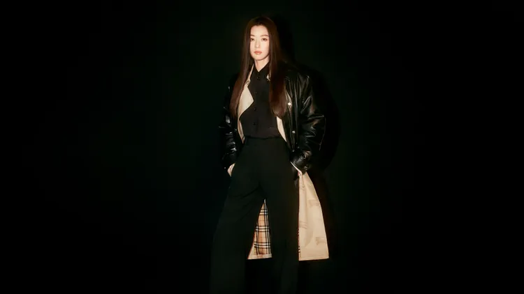 全智賢於全新BURBERRY佳節形象廣告中，再現霸氣十足的女王風範。品牌提供