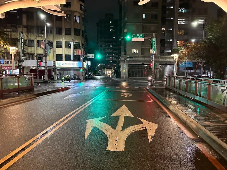 當時王男直行在新莊中港路520巷，被左側闖紅燈電動機車撞上。警方提供